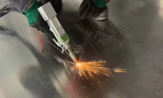 1.5kw 3kw Fiber Laser Cleaning Laser Cleaner for Cleaning Profile and Round Pipes Rust Removal 